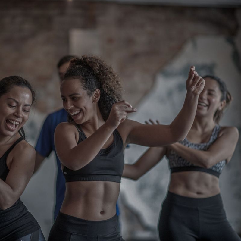 chicas bailando en una clase dirigida